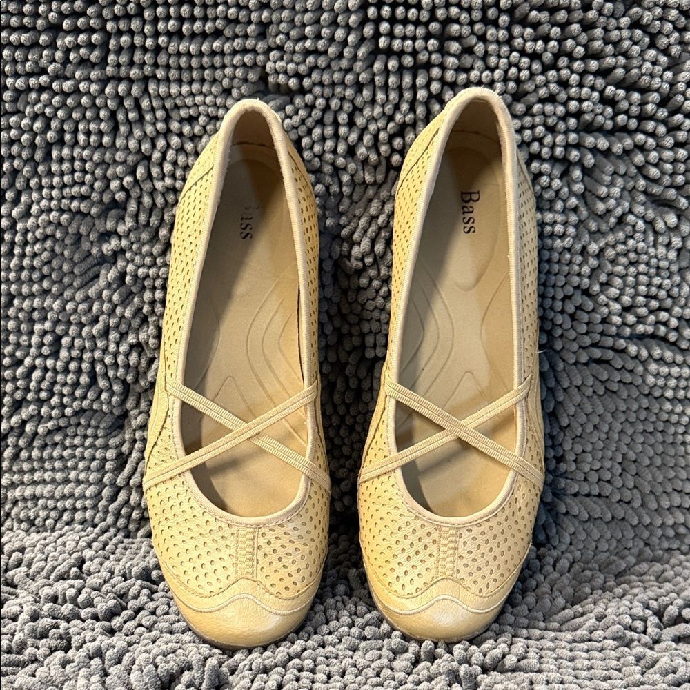 Bass Women's Beige Perforated Flats